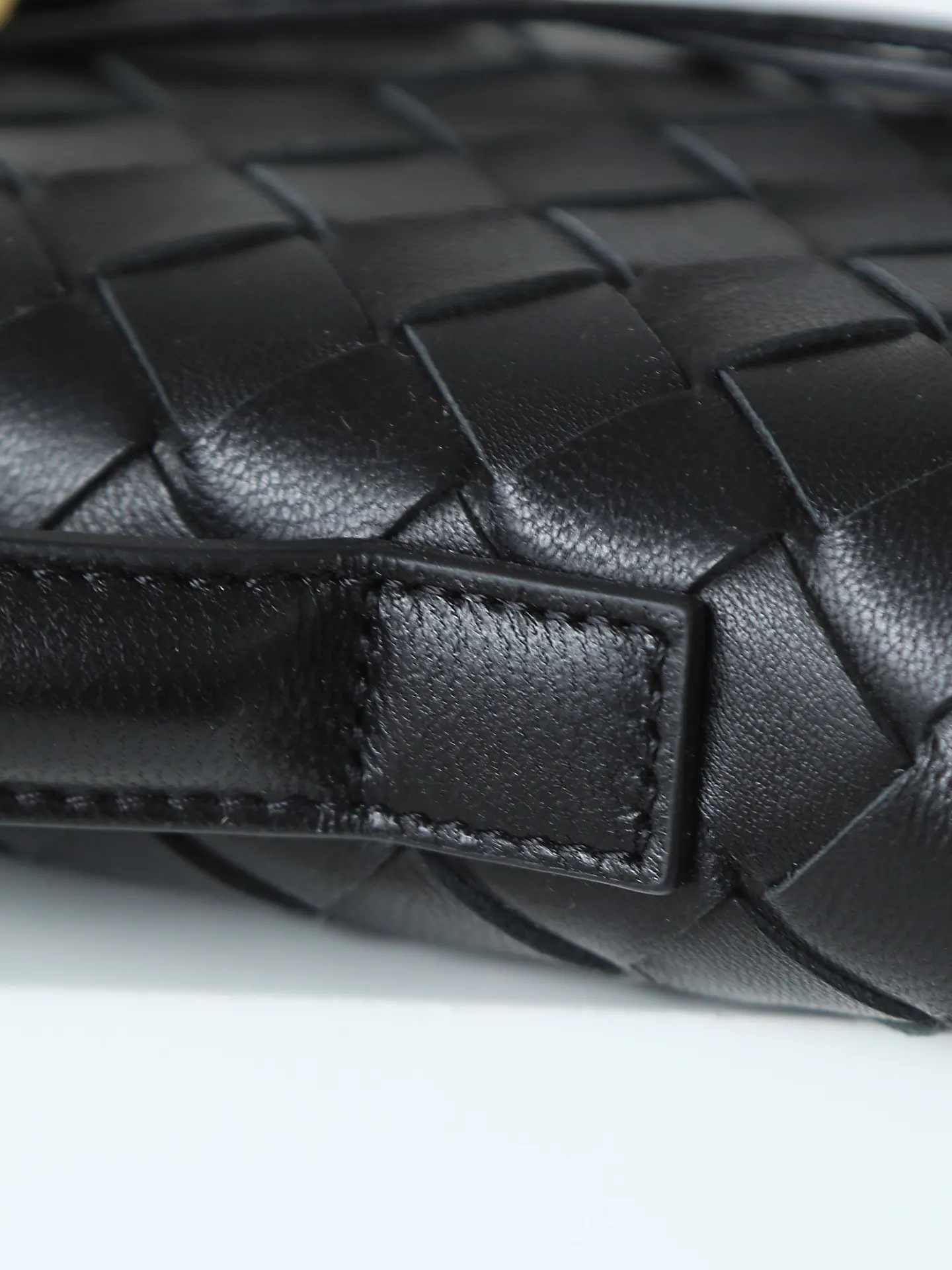 Batch 1540. The BV Andiamo evening handbag has been heavily cultivated again~ The designer aesthetics of the era of economic downturn are back. You fall in love with it at first sight and can't put it down. It's so beautiful. It's full of aura. The shape and texture are very competitive. It's lightweight and has sufficient capacity. It's a must-have for fashionistas. It's suitable for many occasions, minimalist, high-end and light luxury. Style number: 741511 Size: 31*13*3cm
